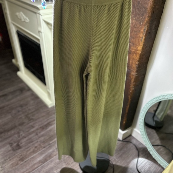 “Lounge” Brand Crop Tank & Pants Set! - Picture 8 of 8